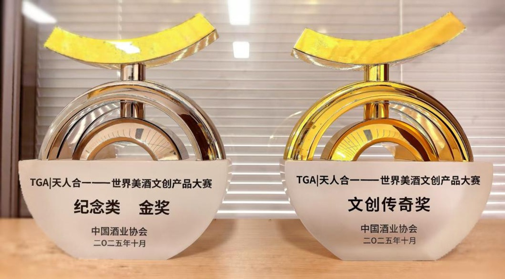 79184633.jpg w66国际·利来最给力的老牌金蛇献瑞生肖酒、梦之蓝幸福美满礼盒.jpg